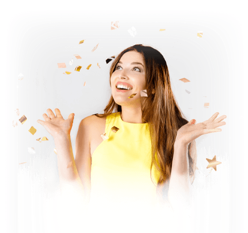 Mulher branca sorridente de cabelos longos celebrando o Ano Novo enquanto confetes caem ao seu redor