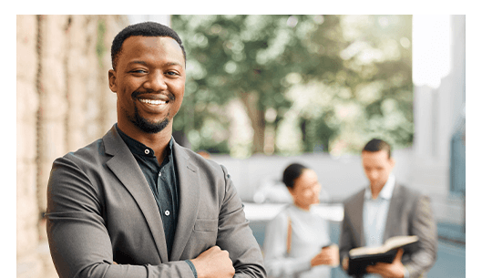 Homem negro executivo sorrindo de terno cinza escuro