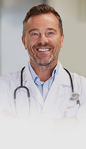 Doutor branco de jaleco e estetoscópio pendurado no pescoço