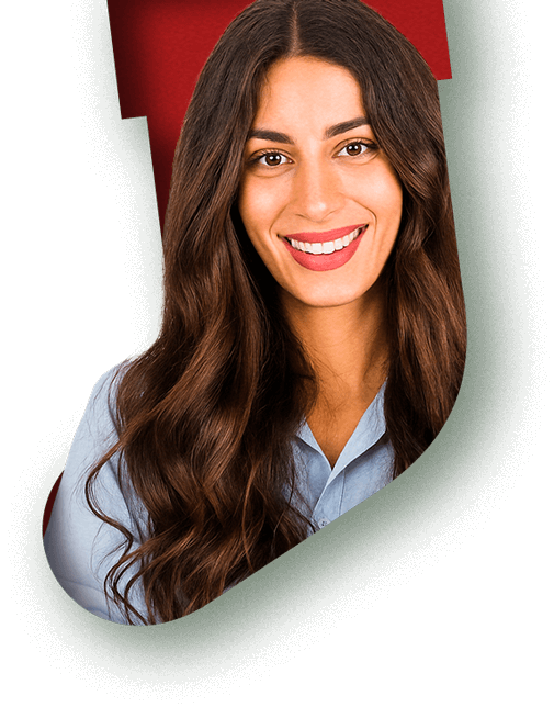 Mulher branca de cabelos longos e cacheados sorrindo dentro de uma ilustração de meia de Natal