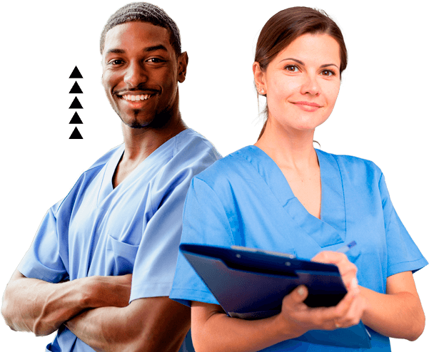 Enfermeira branca à direita segurando um prontuário azul à frente de um jovem enfermeiro negro à esquerda sorridente de braços cruzados