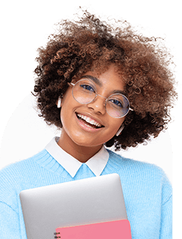 Estudante negra sorrindo segurando um tablet e um caderno