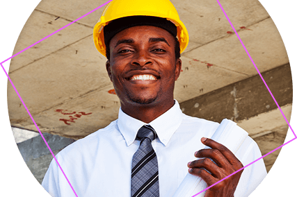 Engenheiro negro usando capacete de proteção e segurando folhas de papel enroladas