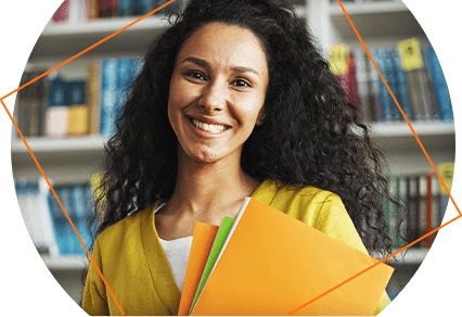 Estudante segurando pastas em biblioteca da universidade