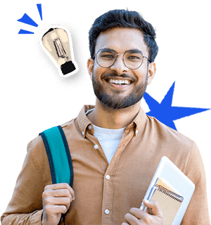 Estudante branca de cabelo castanho liso de camiseta branca e bolsa, sorrindo enquanto segura livros e cadernos