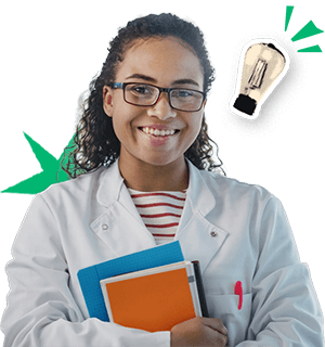 Estudante branca de cabelo castanho liso de camiseta branca e bolsa, sorrindo enquanto segura livros e cadernos